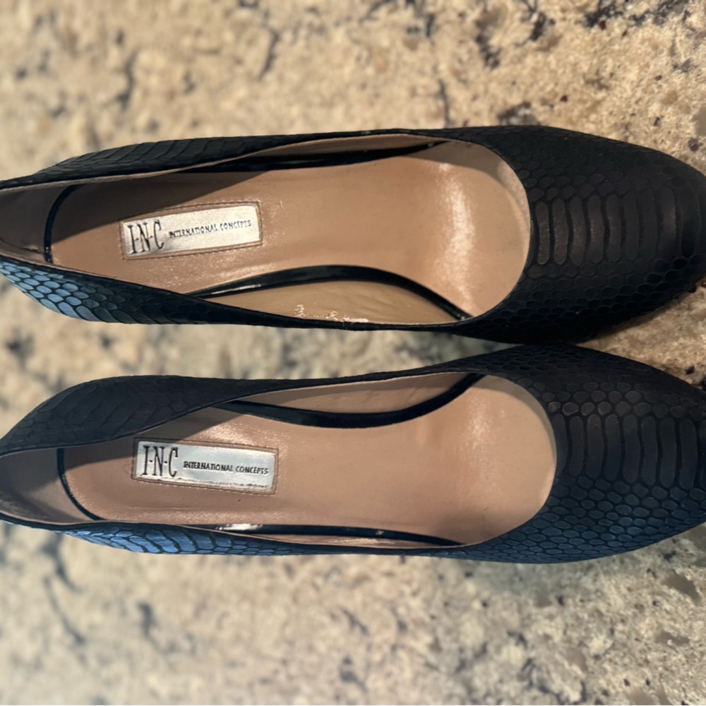 Black snakeskin INC pumps